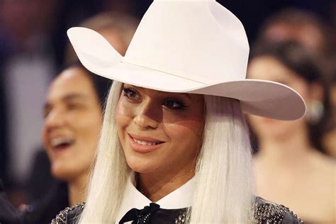 beyoncé grammy outfit|beyoncé in white cowboy hat.